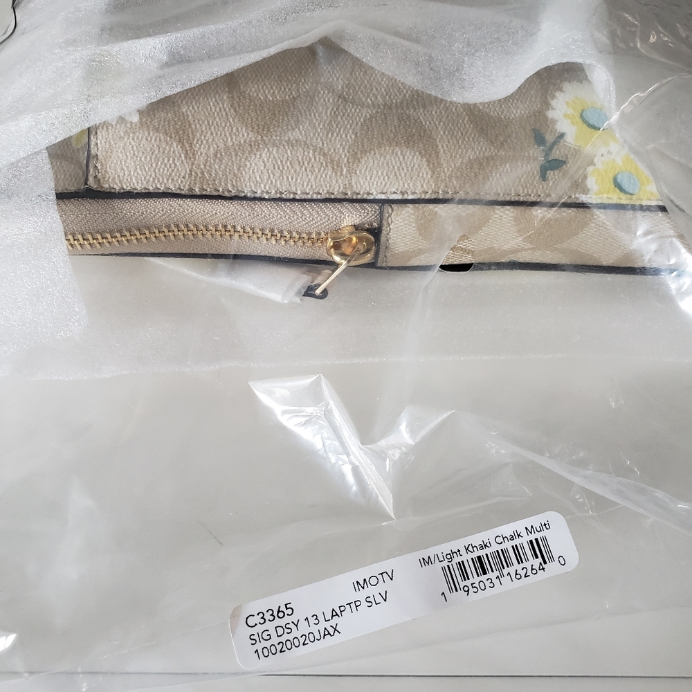 ❗SOLD❗❤Coach Laptop Sleeve in Signature Canvas - Picture 14 of 15